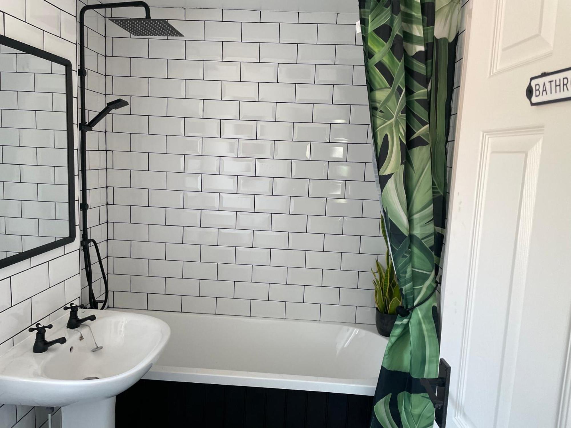 Cosy Home From Home With Private Bathroom - Free Parking Cardiff Exterior photo